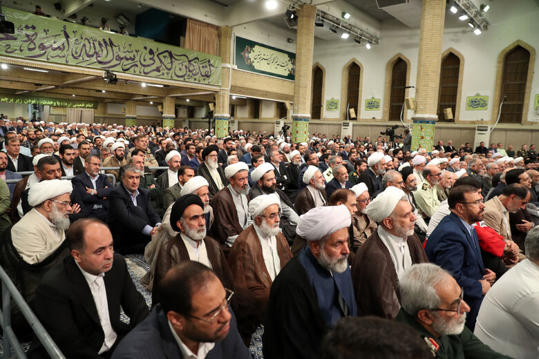 قائد الثورة الإسلامية يستقبل مسؤولي النظام وسفراء الدول الإسلامية وضيوف مؤتمر الوحدة الإسلامية