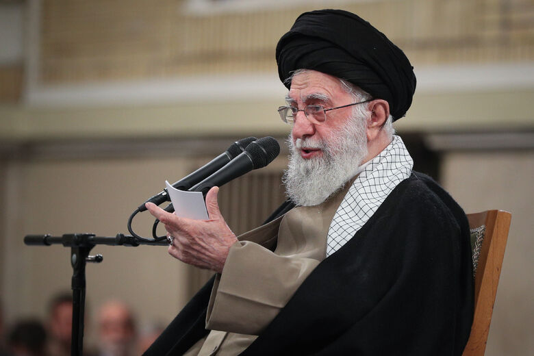 Leader of the Revolution Meets Thousands of Students from Across the Country