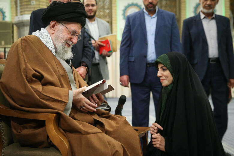 دیدار جمعی از شاعران و اهالی فرهنگ و ادب فارسی