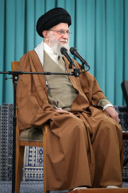 ملک کے اعلیٰ حکام، اسلامی ممالک کے سفیروں اور مختلف عوامی طبقات سے ملاقات