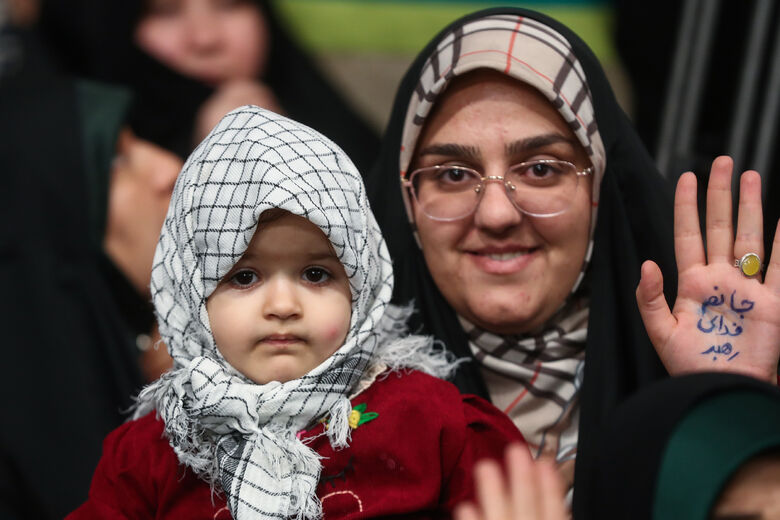 นักขับลำนำบทสรรเสริญอะฮ์ลุลบัยต์หลายพันคน เข้าพบท่านผู้นำสูงสุดการปฏิวัติอิสลาม