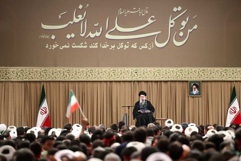 دیدار هزاران نفر از مردم قم