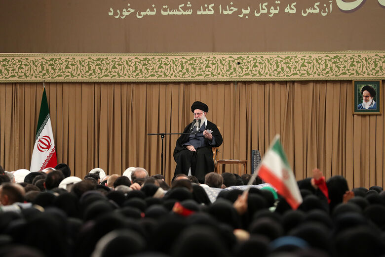 دیدار هزاران نفر از مردم قم