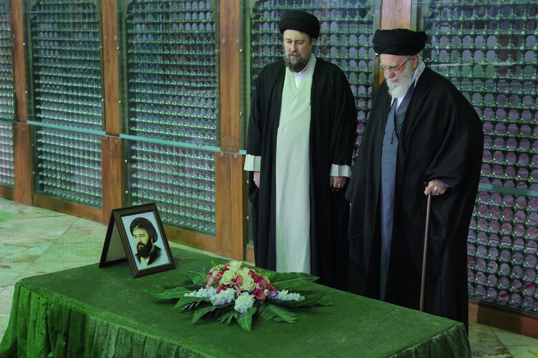 حضور در مرقد بنیانگذار جمهوری اسلامی ایران در آغاز جشن‌های دهه فجر