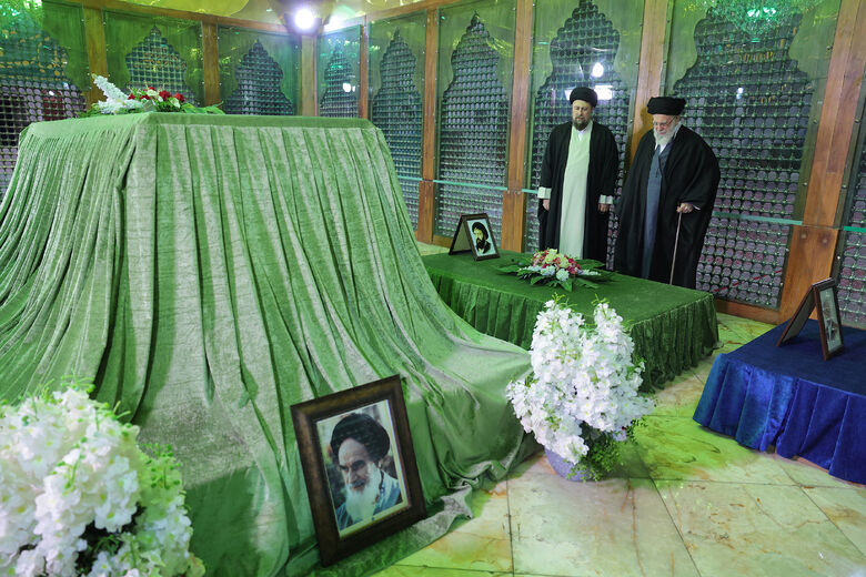 Посещение мавзолея основателя Исламской Республики Иран в начале празднования декады Фаджр