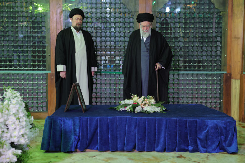 حضور در مرقد بنیانگذار جمهوری اسلامی ایران در آغاز جشن‌های دهه فجر