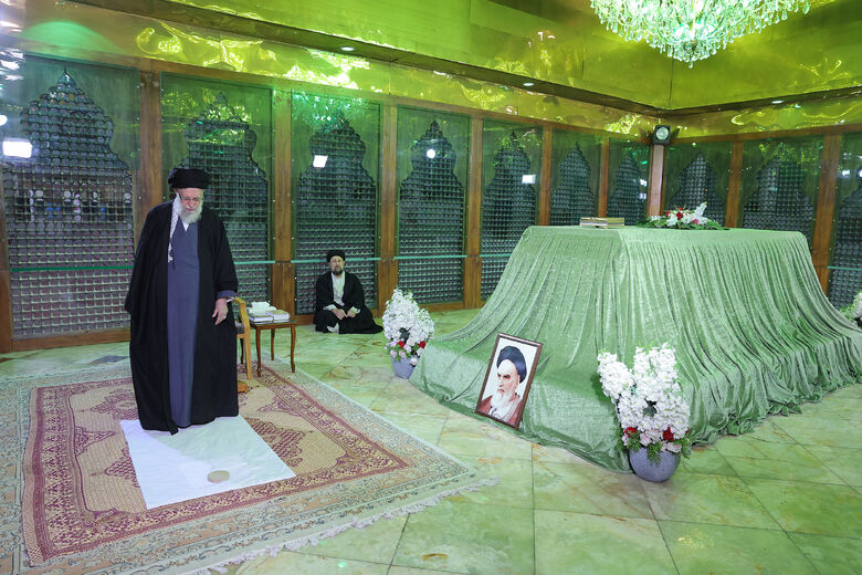 حضور در مرقد بنیانگذار جمهوری اسلامی ایران در آغاز جشن‌های دهه فجر