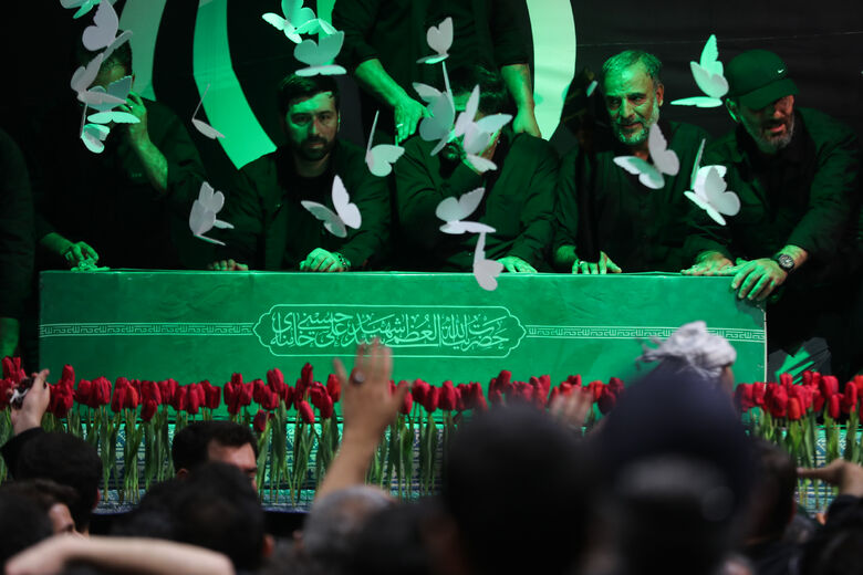 مراسم وداع با پیکر رهبر شهید انقلاب اسلامی در جوار حسینیه امام خمینی(ره)