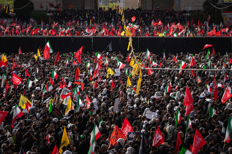 وداع با پیکر مطهر امام شهید امت در مصلای امام خمینی(ره)