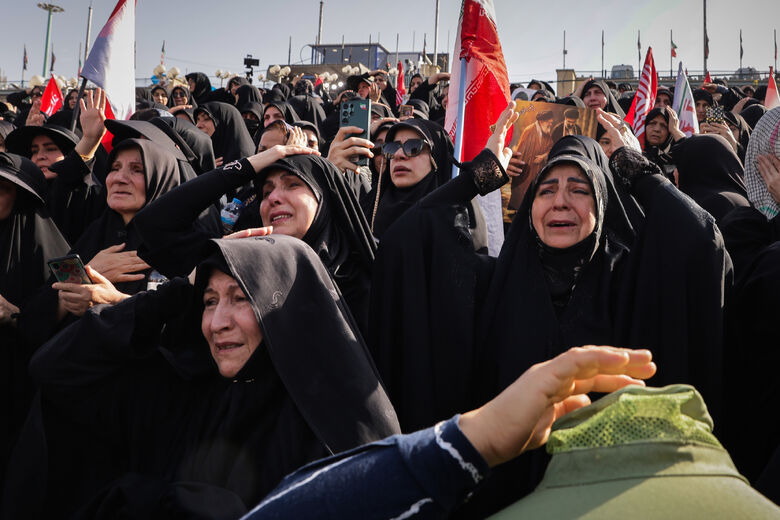 İmam Xomeyni (r.ə) müsəllasında ümmətin şəhid rəhbərinin pak cənazəsi ilə vida