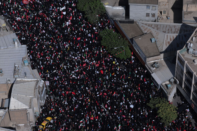 Cortège funèbre la dépouille pure du Guide martyr de la Révolution à Téhéran