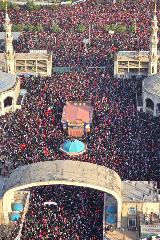 Cortège funèbre la dépouille pure du Guide martyr de la Révolution à Qom