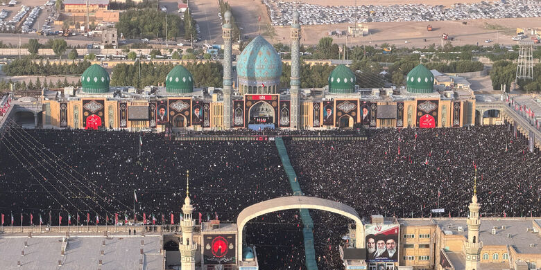 Cortège funèbre la dépouille pure du Guide martyr de la Révolution à Qom