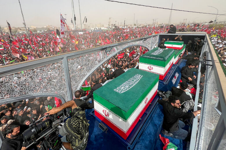 Cortège funèbre la dépouille pure du Guide martyr de la Révolution à Qom