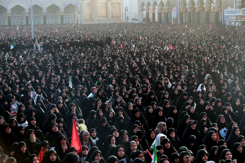 Cortège funèbre la dépouille pure du Guide martyr de la Révolution à Qom