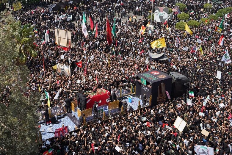 Cortège funèbre et prière mortuaire pour le Guide martyr de la Révolution islamique à Nadjaf, en Irak