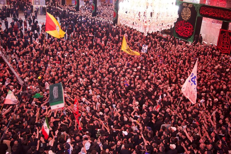 La procession historique du Guide martyr de la Révolution à Karbala