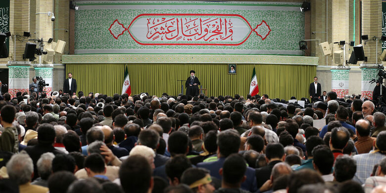 دیدار اقشار مردم به مناسبت چهلوهفتمین سالگرد پیروزی انقلاب اسلامی دیدار اقشار مردم به مناسبت چهلوهفتمین سالگرد پیروزی انقلاب اسلامی