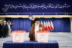 صدارتی انتخابات کے ابتدائی لمحات میں رہبر انقلاب نے اپنا ووٹ ڈالا صدارتی انتخابات کے ابتدائی لمحات میں رہبر انقلاب نے اپنا ووٹ ڈالا