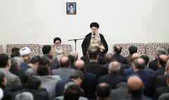 قائد الثورة الاسلامية المعظم يستقبل وزير ومساعدي ومدراء وزارة الأمن قائد الثورة الاسلامية المعظم يستقبل وزير ومساعدي ومدراء وزارة الأمن