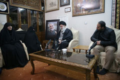 İslam İnqilabının Ali Rəhbəri şəhid general Hacı Qasim Süleymaninin evində oldu İslam İnqilabının Ali Rəhbəri şəhid general Hacı Qasim Süleymaninin evində oldu