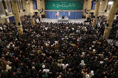 قائد الثورة الإسلامية المعظم يستقبل حشداً من منشدي أشعار أهل البيت(ع) قائد الثورة الإسلامية المعظم يستقبل حشداً من منشدي أشعار أهل البيت(ع)