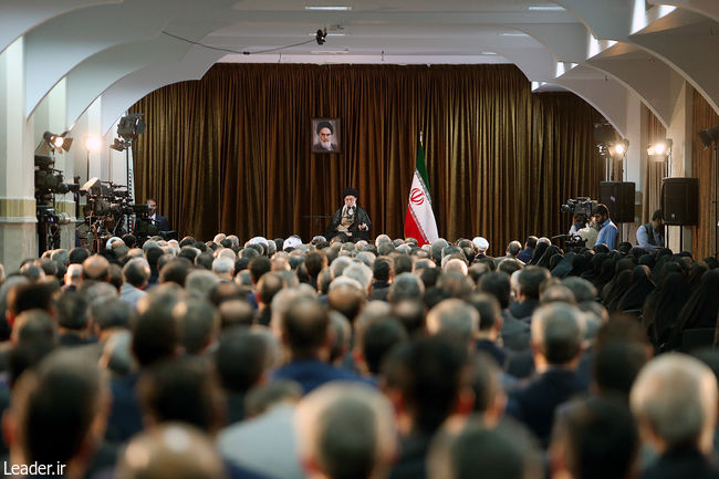قائد الثورة الإسلامية المعظم يستقبل وزير ومسؤولي وزارة الخارجية