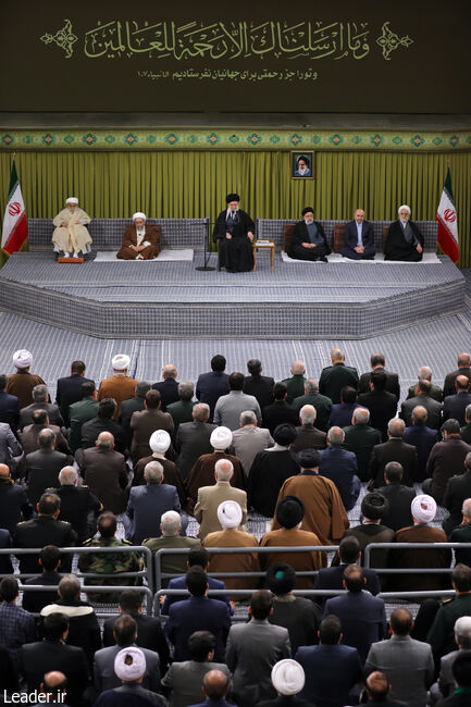 İslam İnkılabı Lideri'nin Bi'set Bayramı münasebetiyle nizamın yetkilileri, İslam ülkelerinin büyükelçileri ve temsilcileri ile toplumun farklı kesimlerinden bir grup vatandaşla görüşmesi