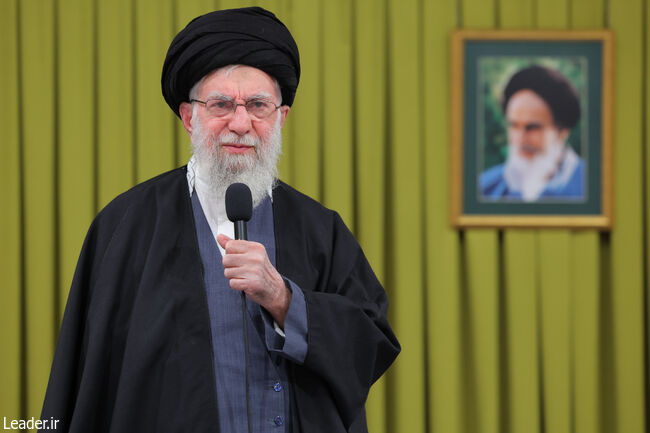 رهبر انقلاب: انسجام ملی را که بسیار با ارزش و قیمتی است حفظ کنیم/در روز ۲۲ بهمن ایران را سربلند کردید
