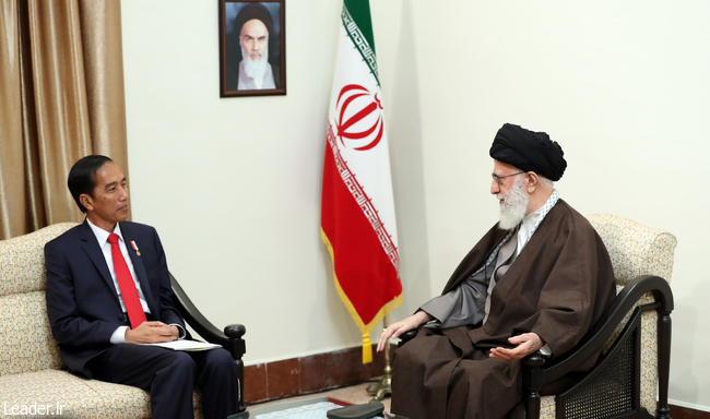 Ayatollah Khamenei receives Indonesian president and his accompanying delegation.