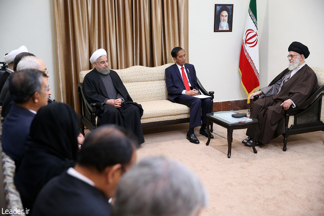 Ayatollah Khamenei receives Indonesian president and his accompanying delegation.