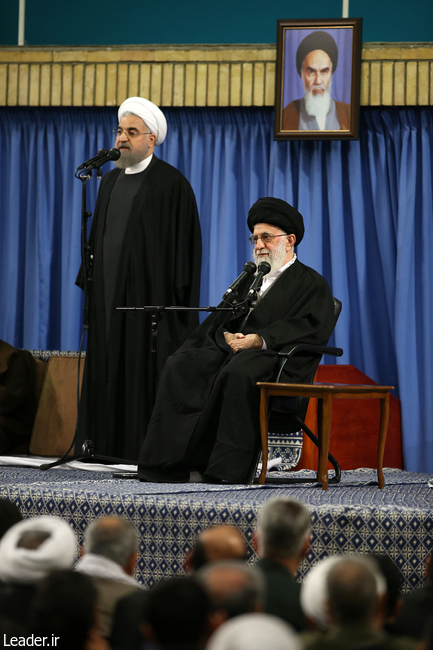 Ayatollah Khamenei receives the participants in the Int’l Islamic Unity Conference.