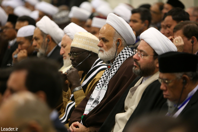 Ayatollah Khamenei receives the participants in the Int’l Islamic Unity Conference.