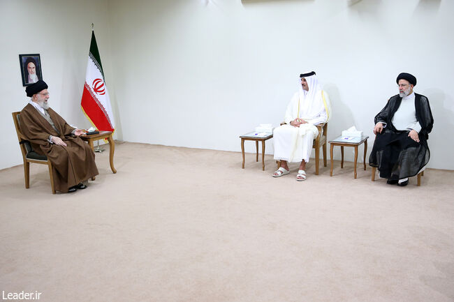 Pertemuan Pemimpin Tertinggi Revolusi Islam dengan Emir Qatar dan delegasinya