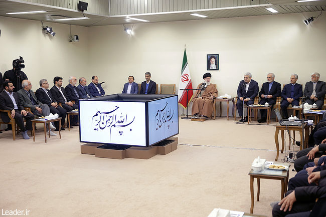 Ayatollah Khamenei receives a group of the Iranian researchers