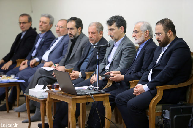 Ayatollah Khamenei receives a group of the Iranian researchers