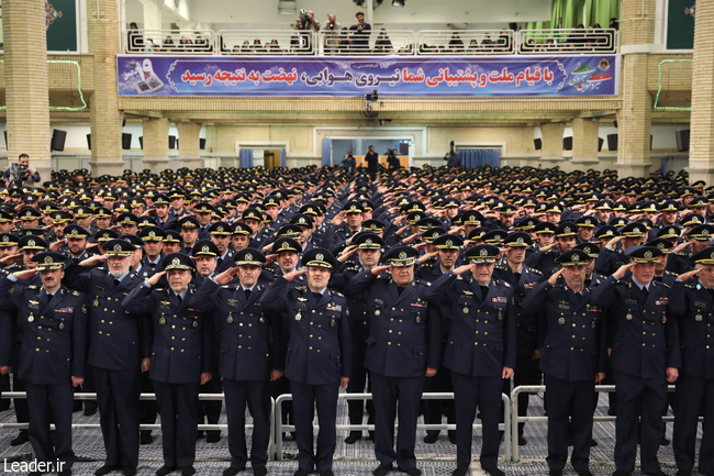 Hava Kuvvetleri komutanı ve personelinin İslam İnkılabı Rehberi tarafından kabulü