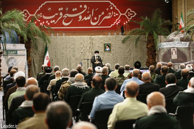 قائد الثورة الإسلامية المعظم يلتقي روّاد الدفاع المقدّس وعوائل الشهداء