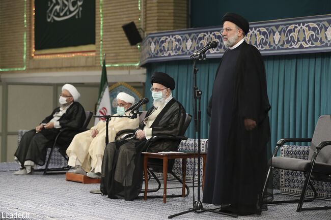 The Leader of the Islamic Revolution in a meeting with the people, officials and guests of the Islamic Unity Conference