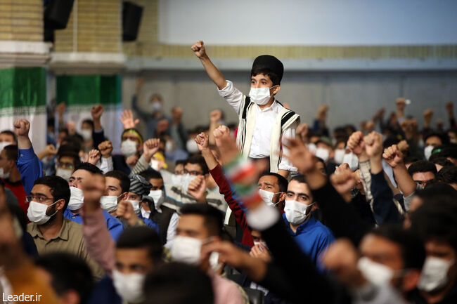 นักเรียนหลายร้อยคน เข้าพบท่านผู้นำสูงสุดการปฏิวัติอิสลาม