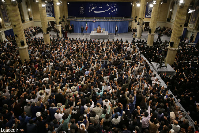 قائد الثورة الإسلامية المعظم يستقبل الآلاف من المعلمين من أنحاء البلاد