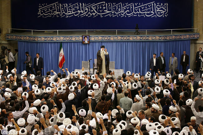 قائد الثورة الاسلامية المعظم يستقبل حشداً من طلبة العلوم الدينية من أنحاء البلاد