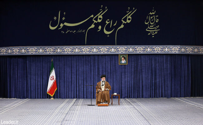 قائد الثورة الإسلامية المعظم يستقبل رئيس وأعضاء المجلس الأعلى للثورة الثقافية