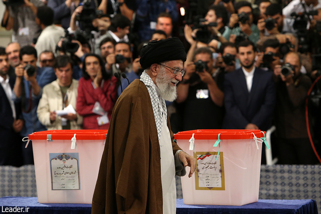 قائد الثورة الإسلامية المعظم يدلي بصوته في الدقائق الأولى لإنطلاق الإنتخابات