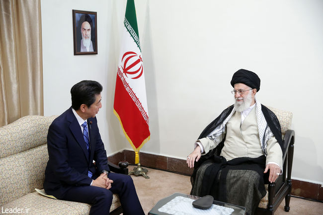 قائد الثورة الإسلامية المعظم يستقبل رئيس وزراء اليابان