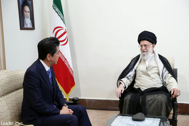 قائد الثورة الإسلامية المعظم يستقبل رئيس وزراء اليابان
