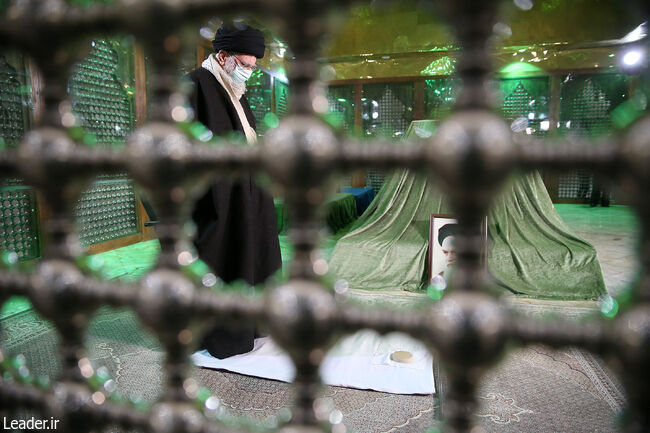 On the eve of the Fajr days, the anniversary of victory of the Islamic Revolution The Leader attended the Imam Khomeini Mausoleum and Golzar-e Shohada