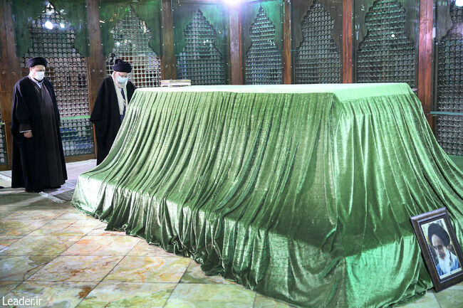 On the eve of the Fajr days, the anniversary of victory of the Islamic Revolution The Leader attended the Imam Khomeini Mausoleum and Golzar-e Shohada