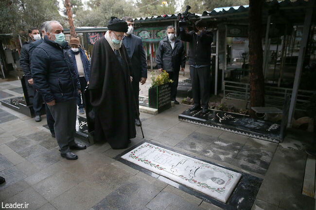 On the eve of the Fajr days, the anniversary of victory of the Islamic Revolution The Leader attended the Imam Khomeini Mausoleum and Golzar-e Shohada