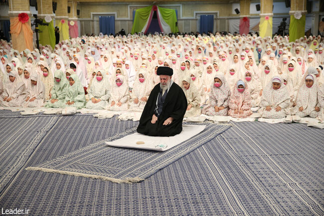 İslam İnkılabı Rehberi'nin teklif yaşına gelen kız öğrencilerini kabul etmesi